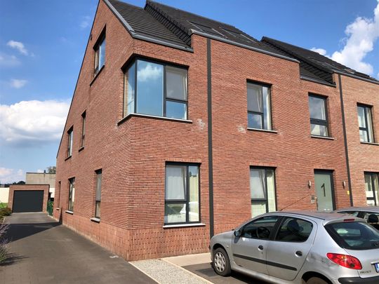 Gelijkvloers appartement met tuintje, 2 slpk, autostaanplaats en een gesloten garagebox. - Photo 1