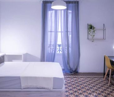 Double bed in Room in a shared 8-bedroom apartment for rent in La X... - Photo 6