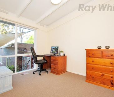 Three bedroom home with low maintenance yard - Photo 5
