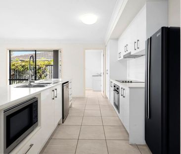 27 Adam Street, Beachmere, Qld 4510 - Photo 4