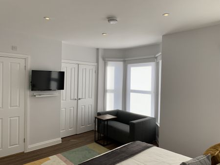 BEDROOM 3 – LARGE DOUBLE ENSUITE WITH DESK - Photo 2