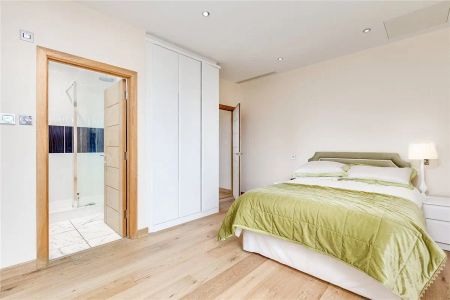 3 bedroom flat in Buckingham Palace Road - Photo 3