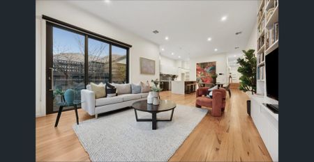 LUXURY FOUR-BEDROOM RESIDENCE WITH HOME OFFICE AND TRANQUIL COURTYARD! - Photo 2