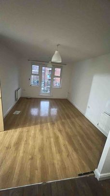 2 bed flat to rent Stanley Road, Harrow HA2 - Photo 1