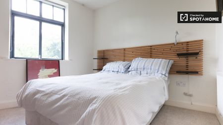 Bright room in 2-bedroom apartment in Bray, Dublin - Photo 4