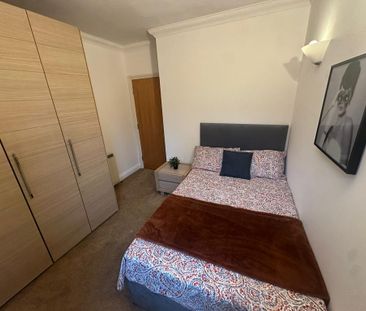 4 bedroom flat share to rent - Photo 3