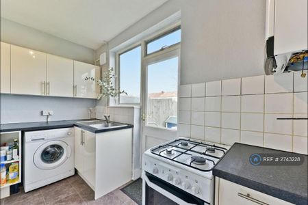 1 bedroom in a house share to rent - Photo 2