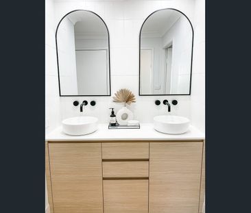 ELEGANT HOME OFFERING SOPHISTICATED, LOW-MAINTENANCE LIVING - Photo 4