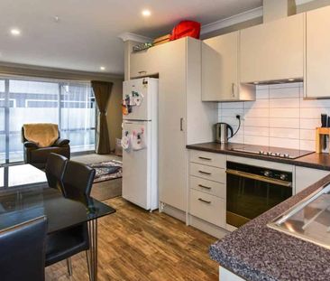 Tidy 2 bedroom modern unit with single garage - Photo 4