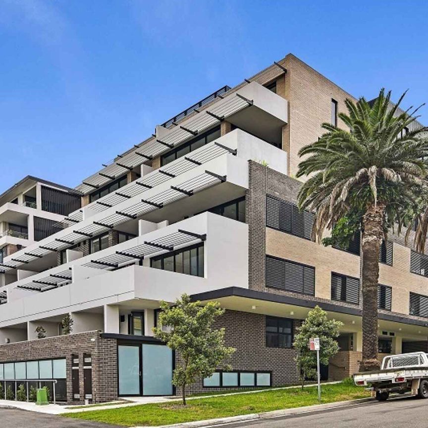 Ultra-Modern spacious 1 bedroom apartment with parking - Photo 1