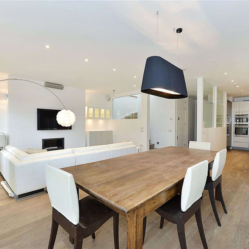 A stunning three bedroom duplex apartment situated on the upper two floors of a period residence in the heart of Hampstead village. - Photo 1