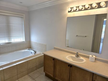 For Lease - 40 Thatcher Crescent, East Gwillimbury, Ontario - Photo 3