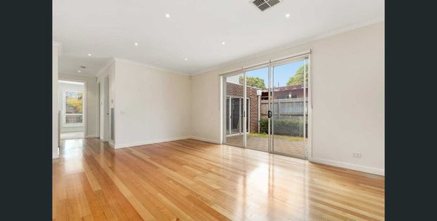 Modern & Spacious Townhouse in a Prime Burwood East Location - Photo 1