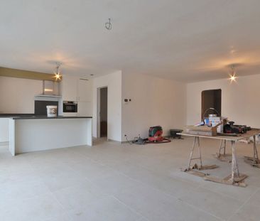 Gelijkvloers nieuwbouwappartement met tuin en parking te huur! - Photo 1