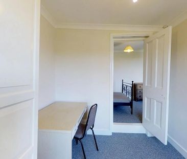 3 bedroom end of terrace house to rent - Photo 3