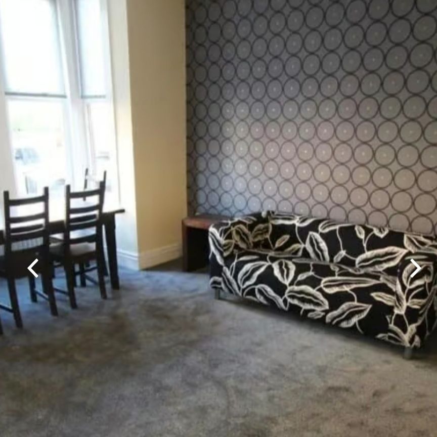 8 Bed - 24 Manor Terrace, Headingley, Leeds - LS6 1BU - Student - Photo 1