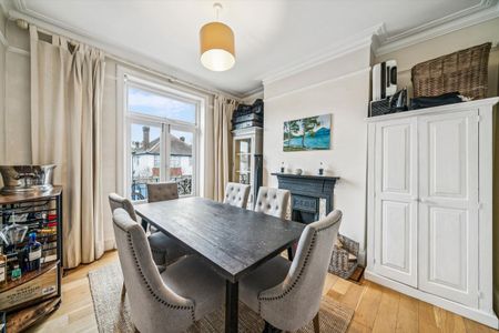 This charming three-bedroom apartment is perfectly situated on a sought-after road in the heart of Wimbledon. - Photo 5