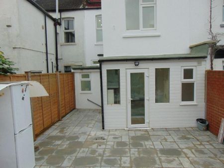 4 bedroom terraced house to rent - Photo 2