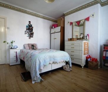 4 Bed - Bright 4 Bedroom House, Crookes - Photo 4