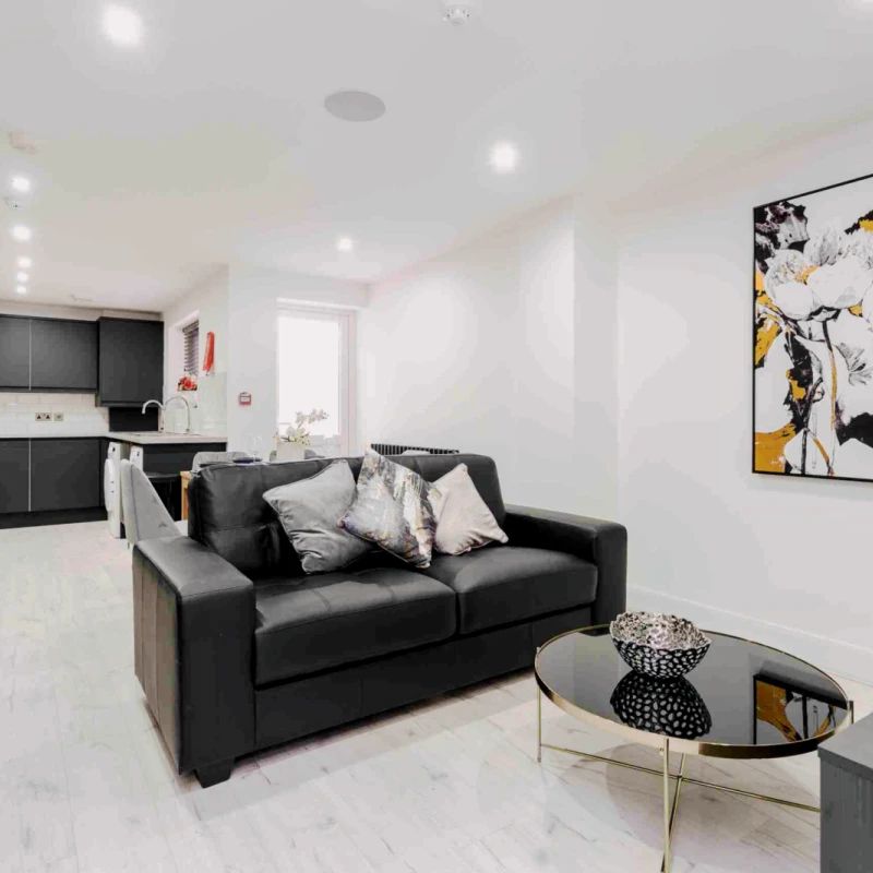 6 Beds 3 Baths - Photo 1