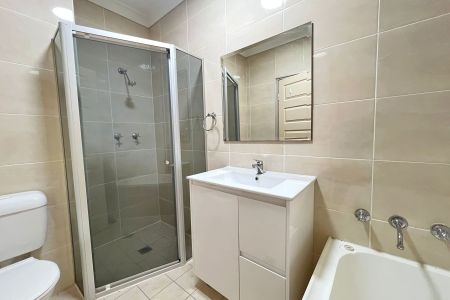 Two Bedroom Modern Apartment - Photo 4