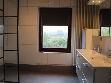 Instapklare woning met lift, 3 SLK, garage, tuin en zwembad - Photo 2