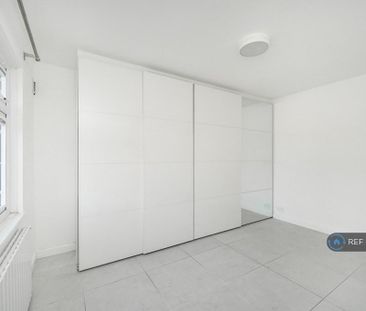 4 bedroom semi-detached house to rent - Photo 4