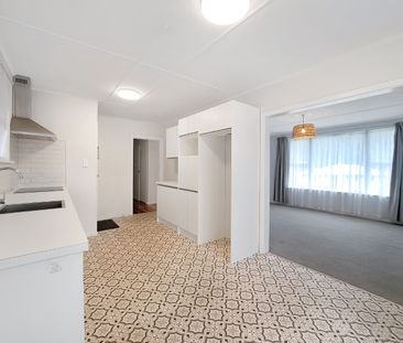 Beautifully renovated 3-bedroom family home. - Photo 3