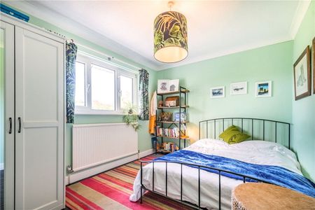 A bright and contemporary 6 bedroom family house in this popular village with well thought of Primary School and within easy access to Winchester and Andover, the A34 and A303 and the mainline railway station in Whitchurch. - Photo 2