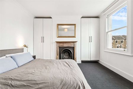 A charming two bedroom flat well located just of Northcote Road. - Photo 2