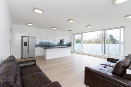1 Bed Flat, Very Near The Common Green Area, W5 - Photo 3