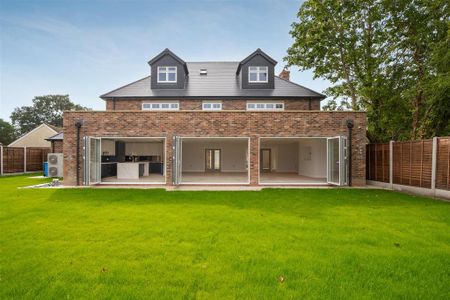 5 bedroom detached house to rent - Photo 2