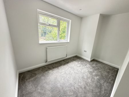 4 Bed Semi-Detached House, Robin Lane, NW4 - Photo 3