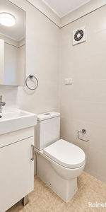One Bedroom Apartment in Prime Maroubra Location - Photo 3