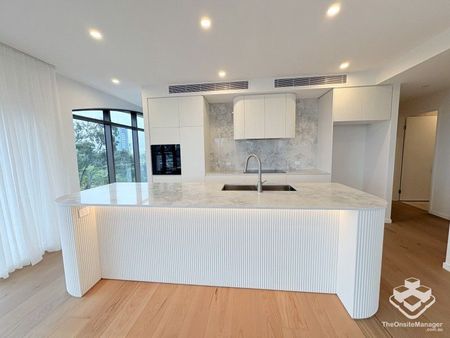 Luxury 3-Bedroom Residence with Butlerâs Pantry, Integrated Fridge & 2 Carparks - Photo 4