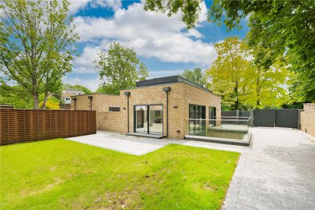 Stylish newly built detached property located 0.4 miles from Surbiton Station. - Photo 4