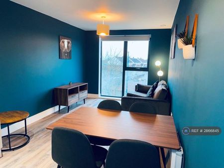 2 bedroom flat to rent - Photo 2