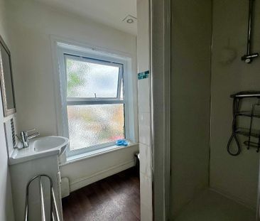 1 bedroom in a flat share to rent - Photo 5