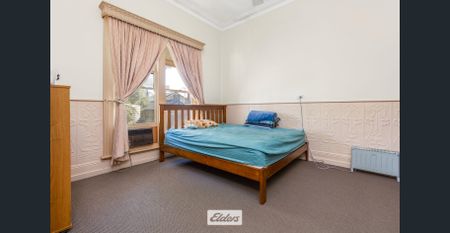 Character Home close to shops - Photo 3