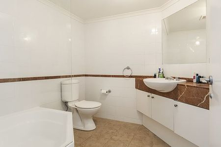 ELAN | Sunny, Spacious & Sophisticated One Bedroom with parking - Photo 4