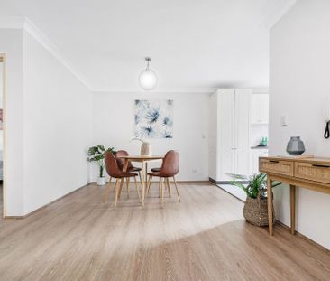 Spacious Two (2) Bed Unit - heart of Beverly Hills - Photo 3