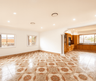 Charming Five-Bedroom Family Home with Modern Comforts - Photo 5