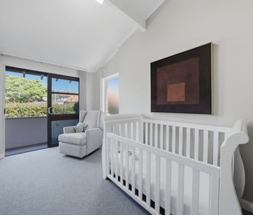 Spacious 4-Bedroom Townhouse in Gladesville with Double Garage - Photo 5