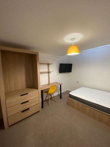 3 bedroom flat to rent - Photo 3