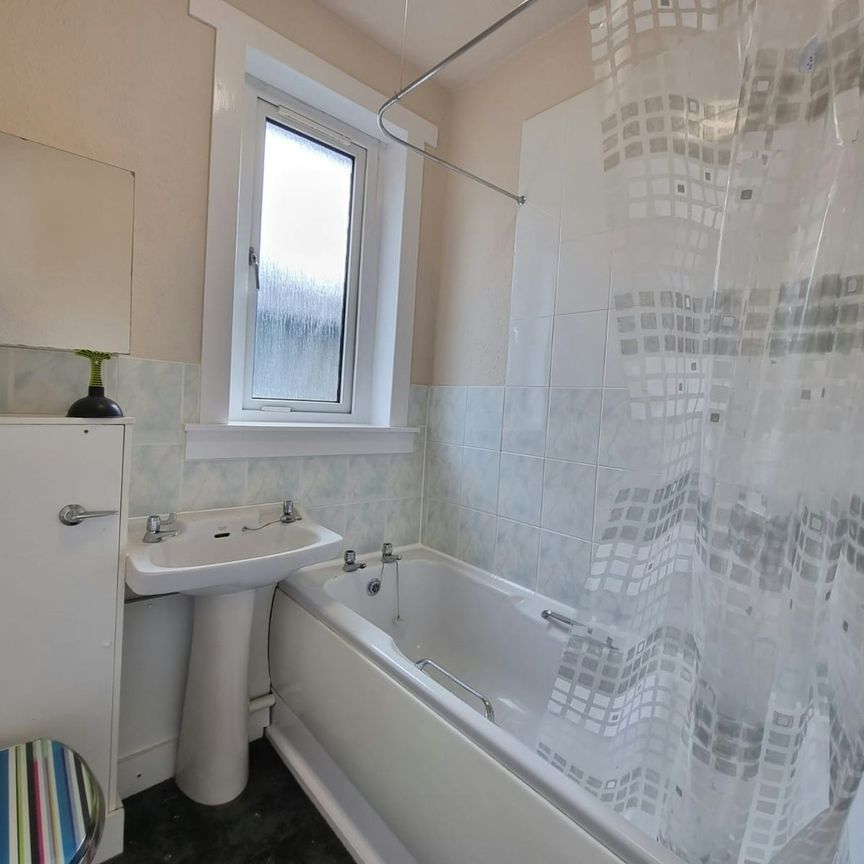 Flat to rent on - Photo 1