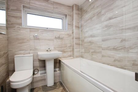 3 bedroom semi-detached house to rent - Photo 2