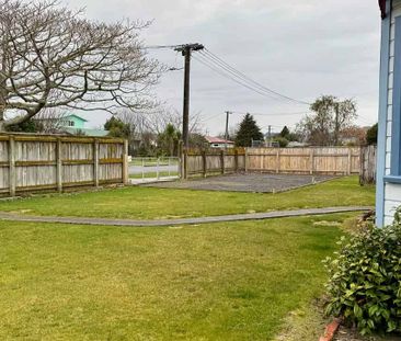 Charming 3BR Villa Fully Fenced and Pet Friendly - Photo 1