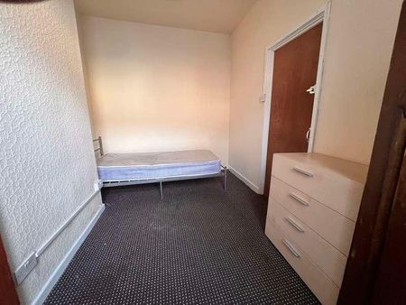 Bedroom Family House In Foleshill, CV6 - Photo 2