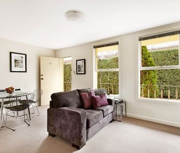 3/10 Violet Street, Essendon VIC 3040 - Photo 3