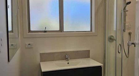 Warm, modern & spacious – your new Lansdowne home - Photo 4